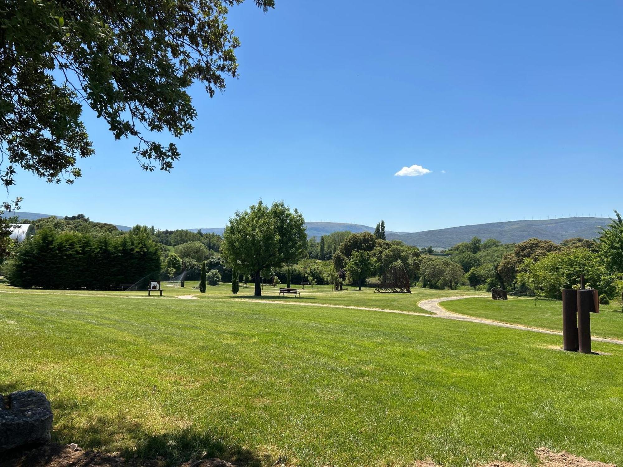 casa rural de un artista en plena naturaleza piscina y parque de esculturas en villarcayo Exterior foto