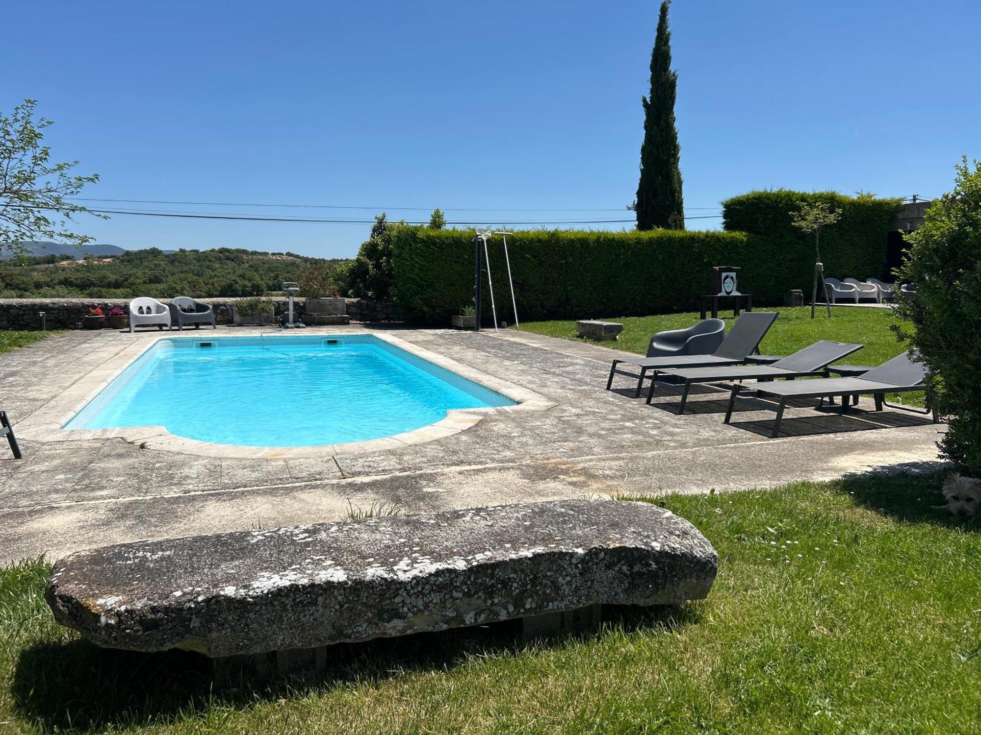 casa rural de un artista en plena naturaleza piscina y parque de esculturas en villarcayo Exterior foto