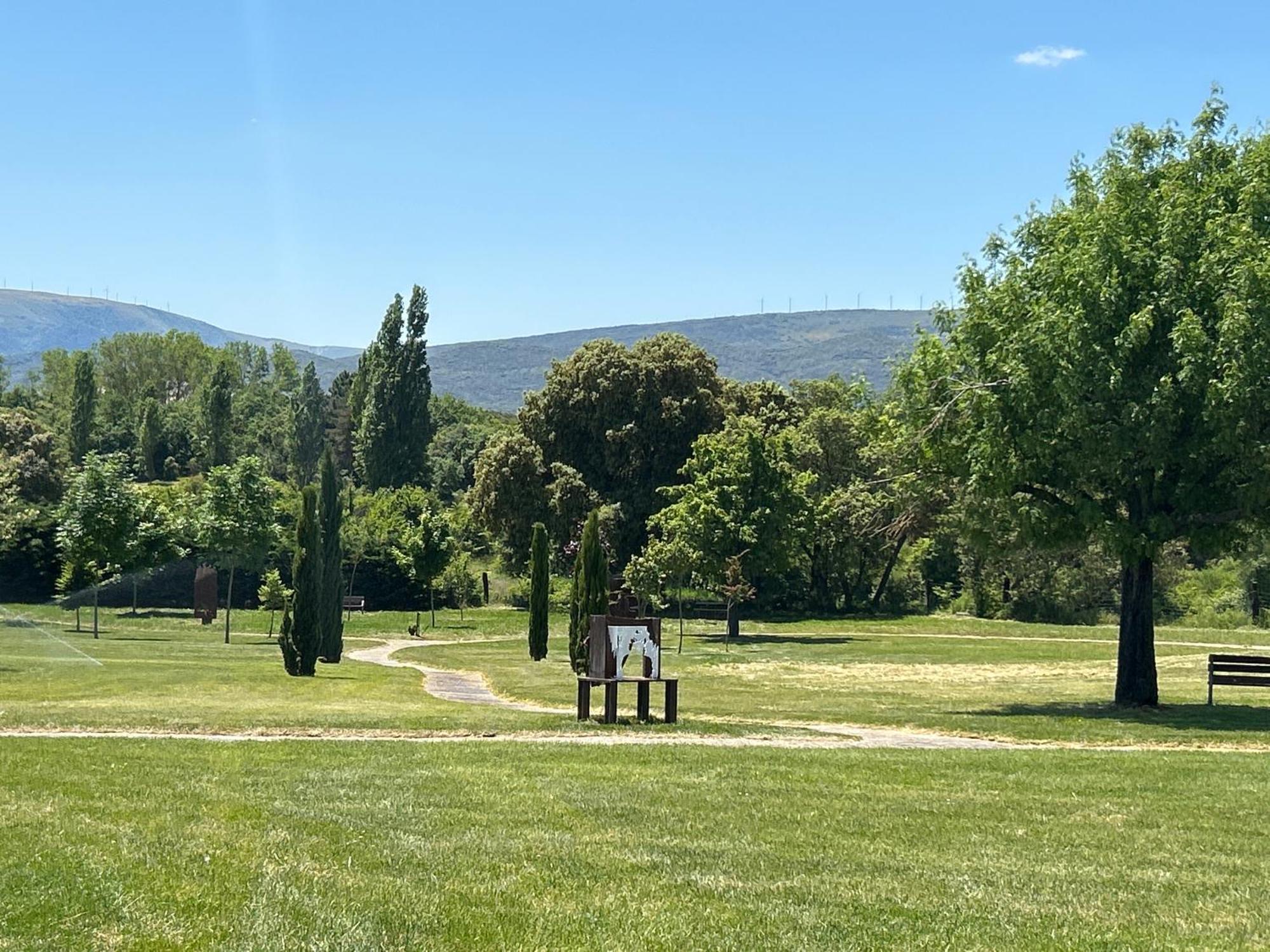 casa rural de un artista en plena naturaleza piscina y parque de esculturas en villarcayo Exterior foto